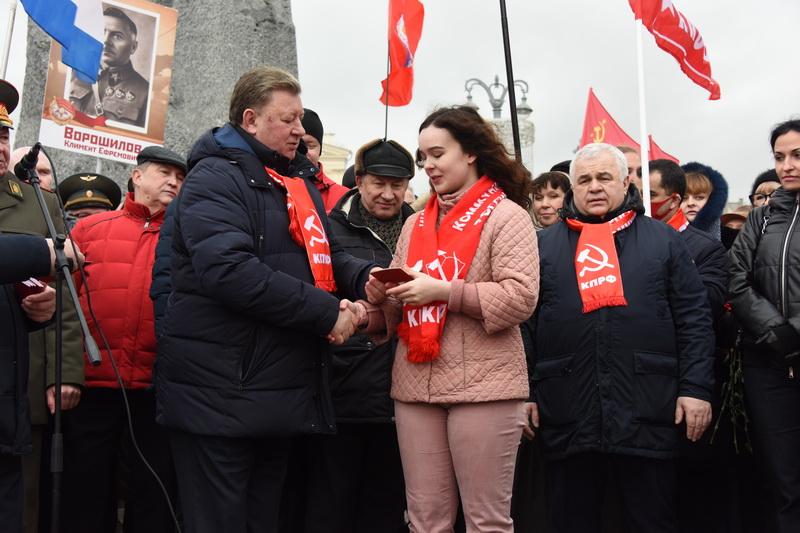 Afonin_Y's tweet photo. Потом возложили цветы к могиле Неизвестного Солдата, к Мавзолею основателя Советского государства и Красной Армии Владимира Ленина, к могиле генералиссимуса Победы Иосифа Сталина и к памятнику маршалу Жукову. https://t.co/IpbgSWjyOd
