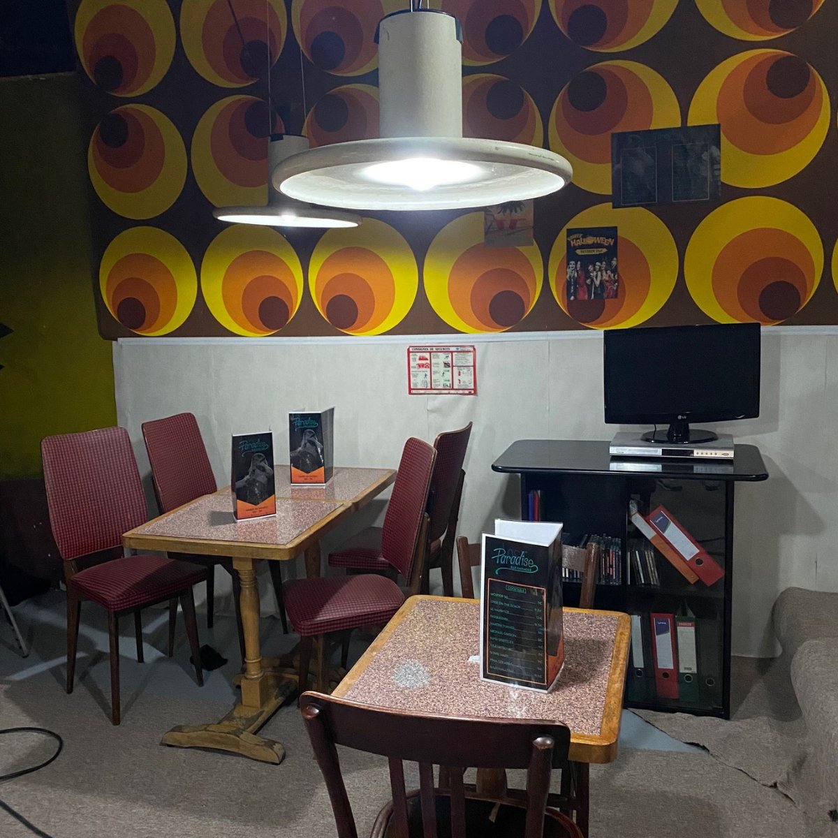 [DÉCORS TOURNAGES ÉTUDIANTS]

🎼 Nos étudiants tournent leurs films dans notre studio et choisissent leur décor par thème.

🎤 Aujourd’hui, découvrez les coulisses d’un tournage d’un karaoké dans les années 80

#décor #decorcinema #karaoke #studio #tournage #cinematography