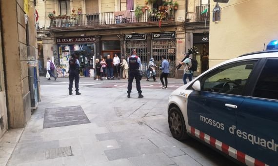 🚨 Barcelona descontrolada: tres detenidos por intentar arrancar un reloj de 6.000 euros en el Raval

Los Mossos d'Esquadra arrestan a los asaltantes gracias a la descripción realizada por las víctimas