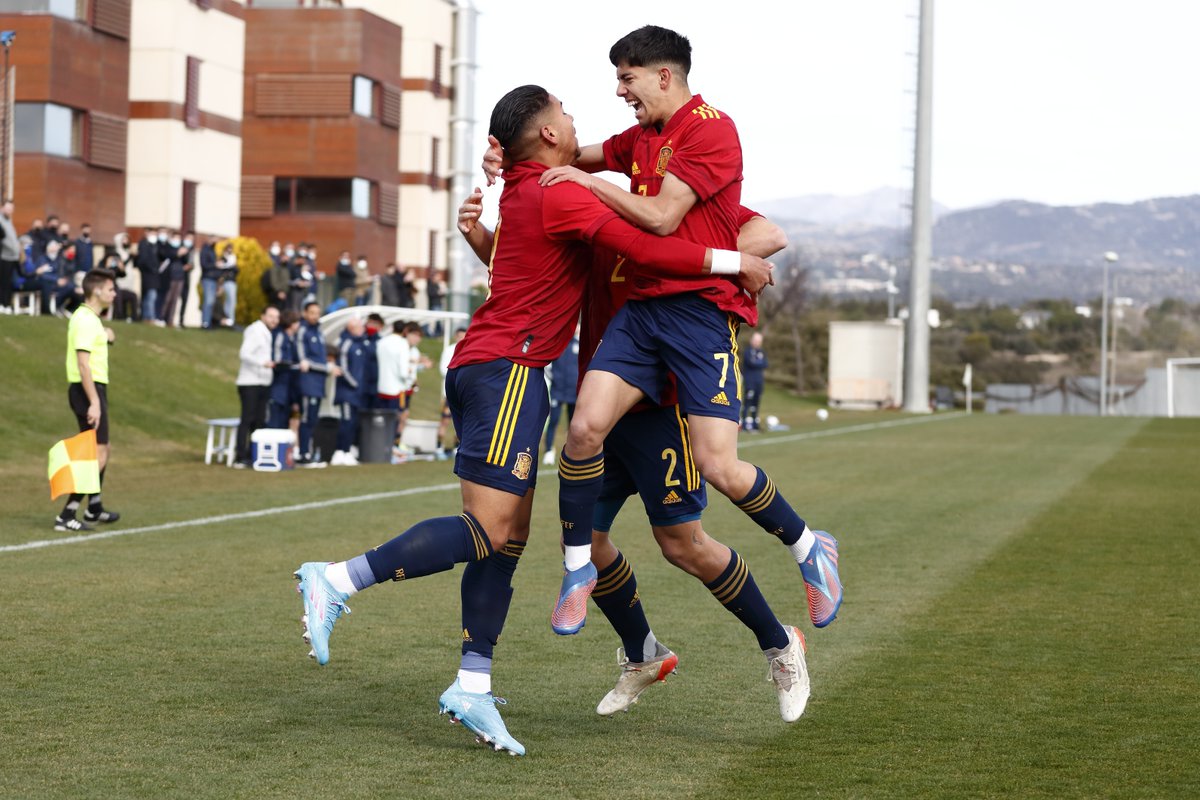ACADEMIA| 🇪🇸 Titularidad, victoria y golito para <a href="/Loreeen9/">Lorenzo Zúñiga</a> con España Sub-19. ¡Se te caen los goles, crack!

👉 bit.ly/3LV8ODy

#LaAcademiaMCF #MCFInternacional @SeFutbol 📷