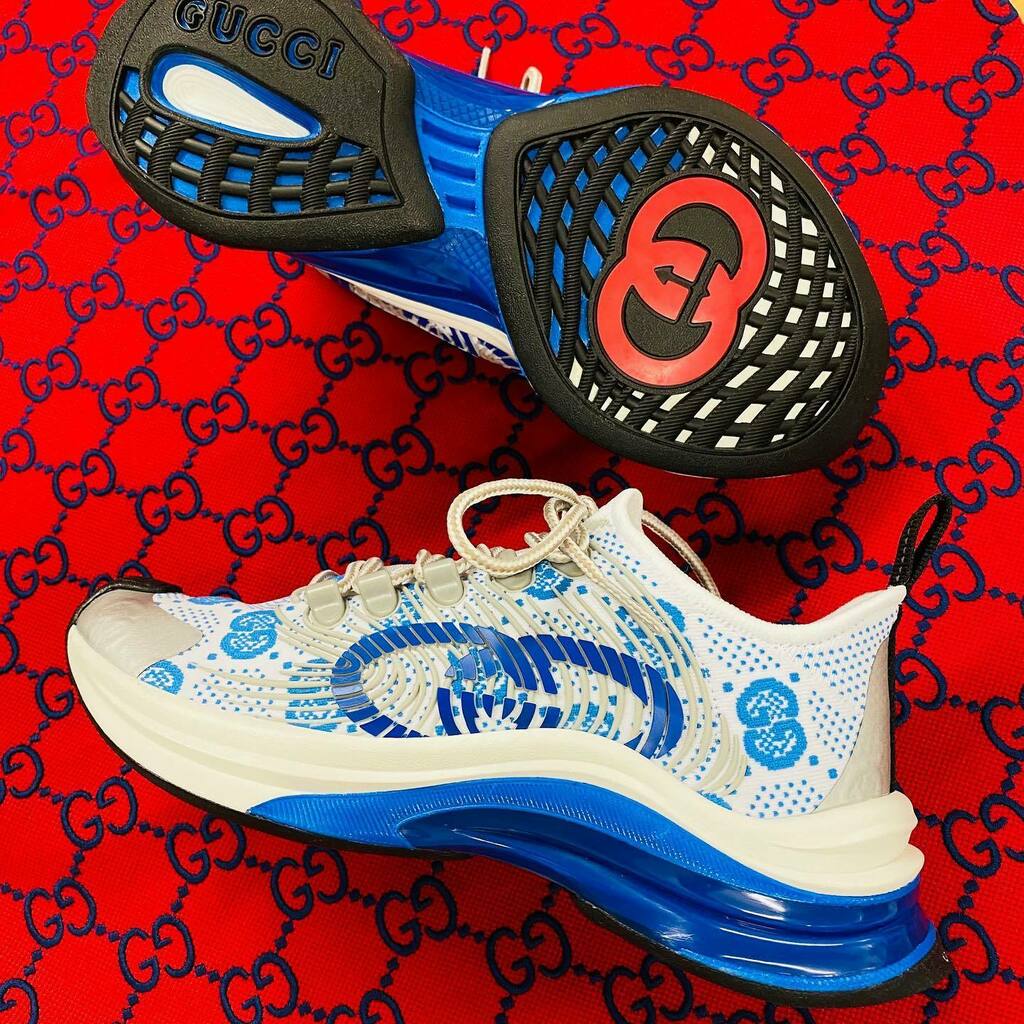 #GUCCI #WOMEN SPRING/SUMMER '22

Designs inspired by the sporting world are interpreted through the Gucci lens with standout logo details.

Price: €670

For more Gucci derodeloper.com/dames/gucci

#derodeloper #stylegram #instafashion #fashiongram #fashioni… instagr.am/p/CaU6GPxMLEs/