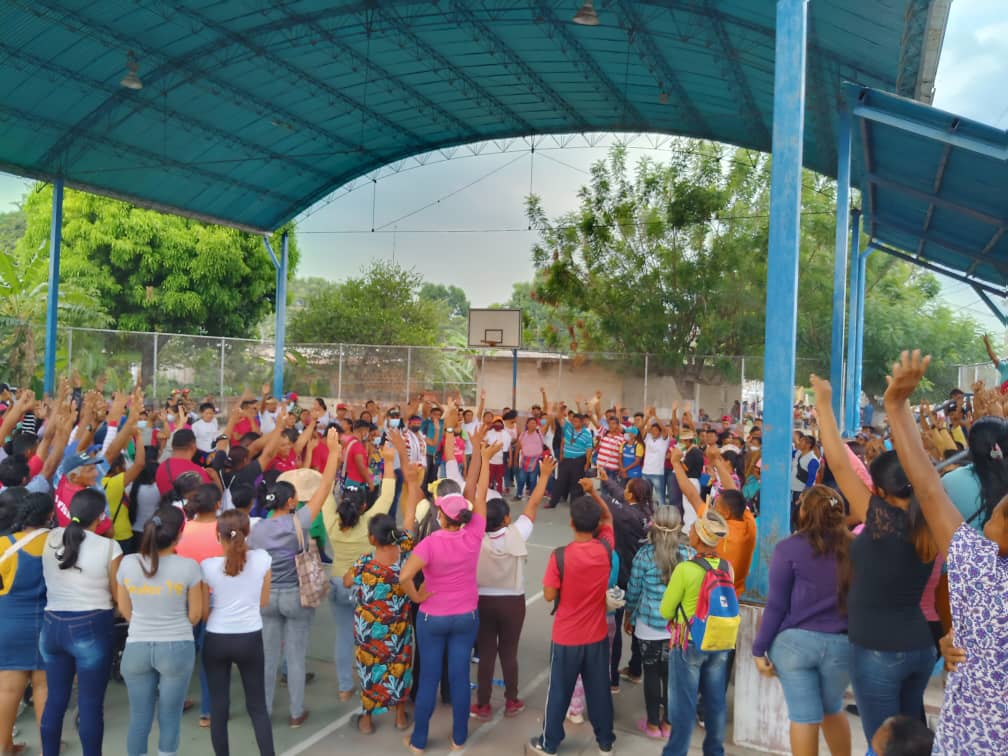PartidoPSUV's tweet photo. Los pueblos indígenas Yukpa, Barí y Wayúu de Machiques de Perijá y los pueblos Japreria y Wayúu de Villa del Rosario postularon en asamblea a sus líderes y lideresas al V Congreso del #PSUV y al IV Congreso de la @JuventudPSUV. 

¡En el Zulia hablan las bases!
#SoyPSUV https://t.co/iHM8e2Ux83
