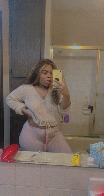 Yesterday was a comfy lazy day for this mama 🤎 https://t.co/jp2ZWPm8ve