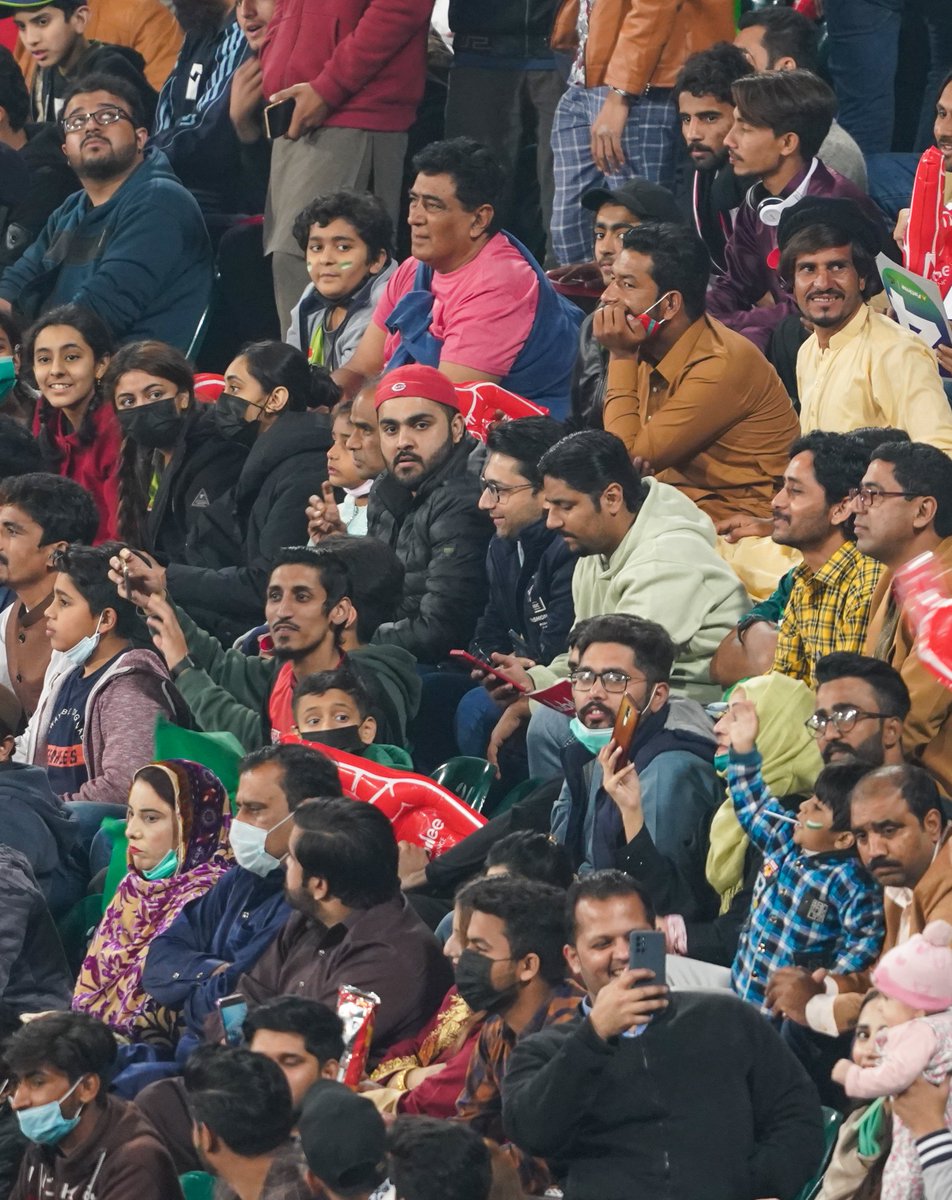 brighto_sports's tweet photo. How are you watching the Qualifier match? Send us your pictures with #BrightoDigitalFan
#LQvMS #HBLPSL7 #LevelHai https://t.co/tF8Hsi6pEJ