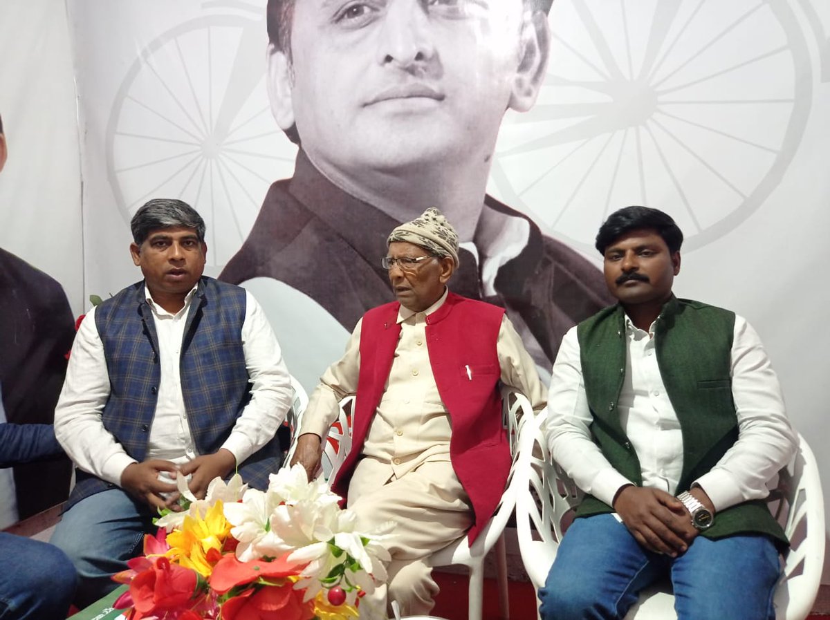 पूर्व मंत्री श्री मान पाल सिंह वर्मा जी से आज कासगंज में मुलाकात हुई। समाजवादी पार्टी वचन पत्र में किए गए वादों पर विस्तृत चर्चा हुई।
