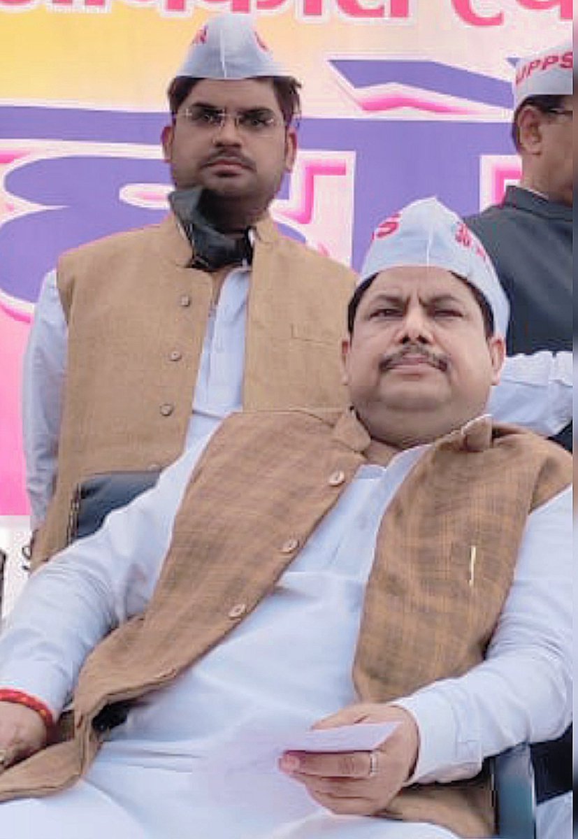 एक बात तो सच है कि 2015 से  <a href="/DrDCSHARMAUPPSS/">Dr Dinesh Chandra Sharma</a> जी के प्रदेश अध्यक्ष बनते ही पुरानी पेंशन को नेतृत्व ने इतने प्रभावी तरीक़े उठाया कि तब से शिक्षक-कर्मचारियों को इस मुद्दे पर कभी पीछे मुड़कर नहीं देखना पड़ा।
नेतृत्व का फ़र्क पड़ता है।
यूपी के शिक्षक संघर्ष की नई इबारत लिख रहे हैं।