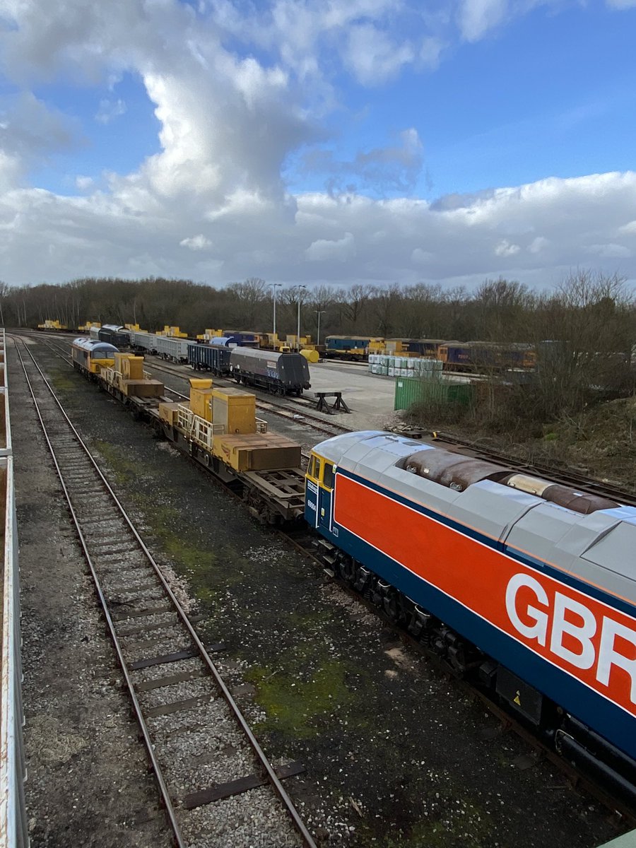 loypass_SCCar's tweet photo. 🚄 All first four 69s copped at once. Seeing these reborn beasts in the flesh at #Tonbridge West Yard, I call these a real sympathetic conversion. Upgraded workhorses, and still 56s all over. #spotting #class69 @GBRailfreight #ProgressRail #railfreight #thrash #BritishRail https://t.co/CoiXpwrWcq