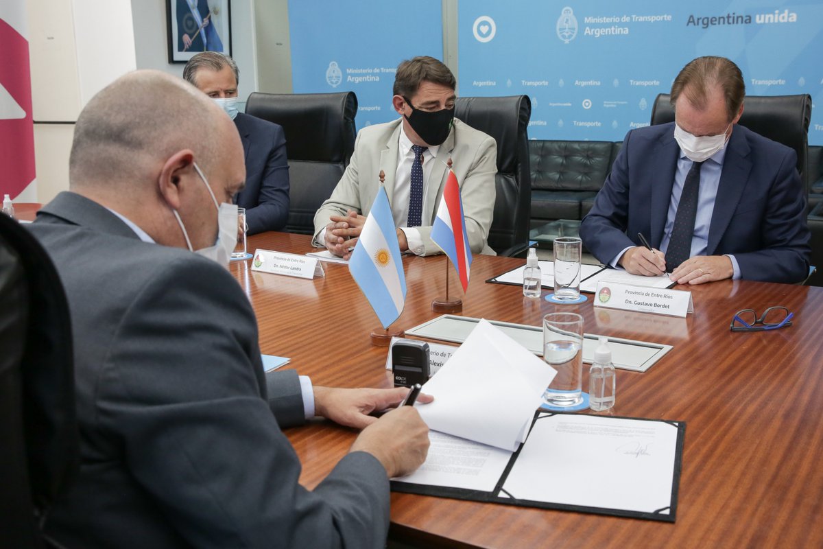 AlexisGuerrera's tweet photo. 🚍 Entre Ríos también recibirá asistencia económica para garantizar su transporte público.

Con el gobernador @bordet firmamos el convenio para transferir el Fondo Compensador a esa provincia. 

#TransporteFederal https://t.co/XJjBANEGhV