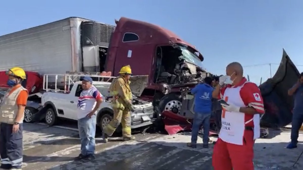 VeroBacaz's tweet photo. El exceso de velocidad y una falla en los frenos provocó el accidente con al menos 11 vehículos involucrados en el Paso Exprés en #Cuernavaca, cinco de los heridos fueron trasladados al hospital, otros siete atendidos por @CRM_Morelos y #ERUM en el lugar de la carambola. #Morelos https://t.co/WhUlHJjbtM