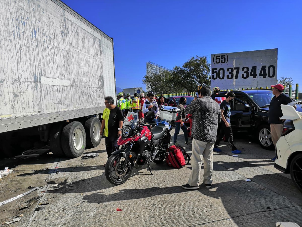 VeroBacaz's tweet photo. El exceso de velocidad y una falla en los frenos provocó el accidente con al menos 11 vehículos involucrados en el Paso Exprés en #Cuernavaca, cinco de los heridos fueron trasladados al hospital, otros siete atendidos por @CRM_Morelos y #ERUM en el lugar de la carambola. #Morelos https://t.co/WhUlHJjbtM