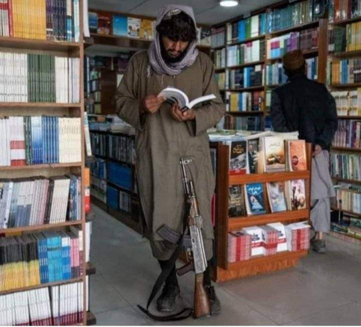 ZeeshanKhanMah2's tweet photo. کتابوں میں اتنی طاقت ہے کہ وہ ہتھیاروں کو پھینک دیتے ہیں.🥀 https://t.co/onXLTtdIuu