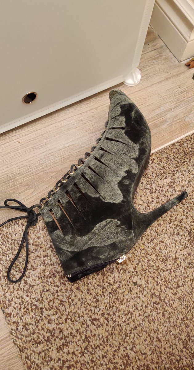 suziemcy's tweet photo. @meowzedong1916 One month in a so called "new build" apartment in Athenry and this is the degree of mold that consumed the entire apartment. So many of my belongings destroyed 😭 https://t.co/c8weBtqlCt