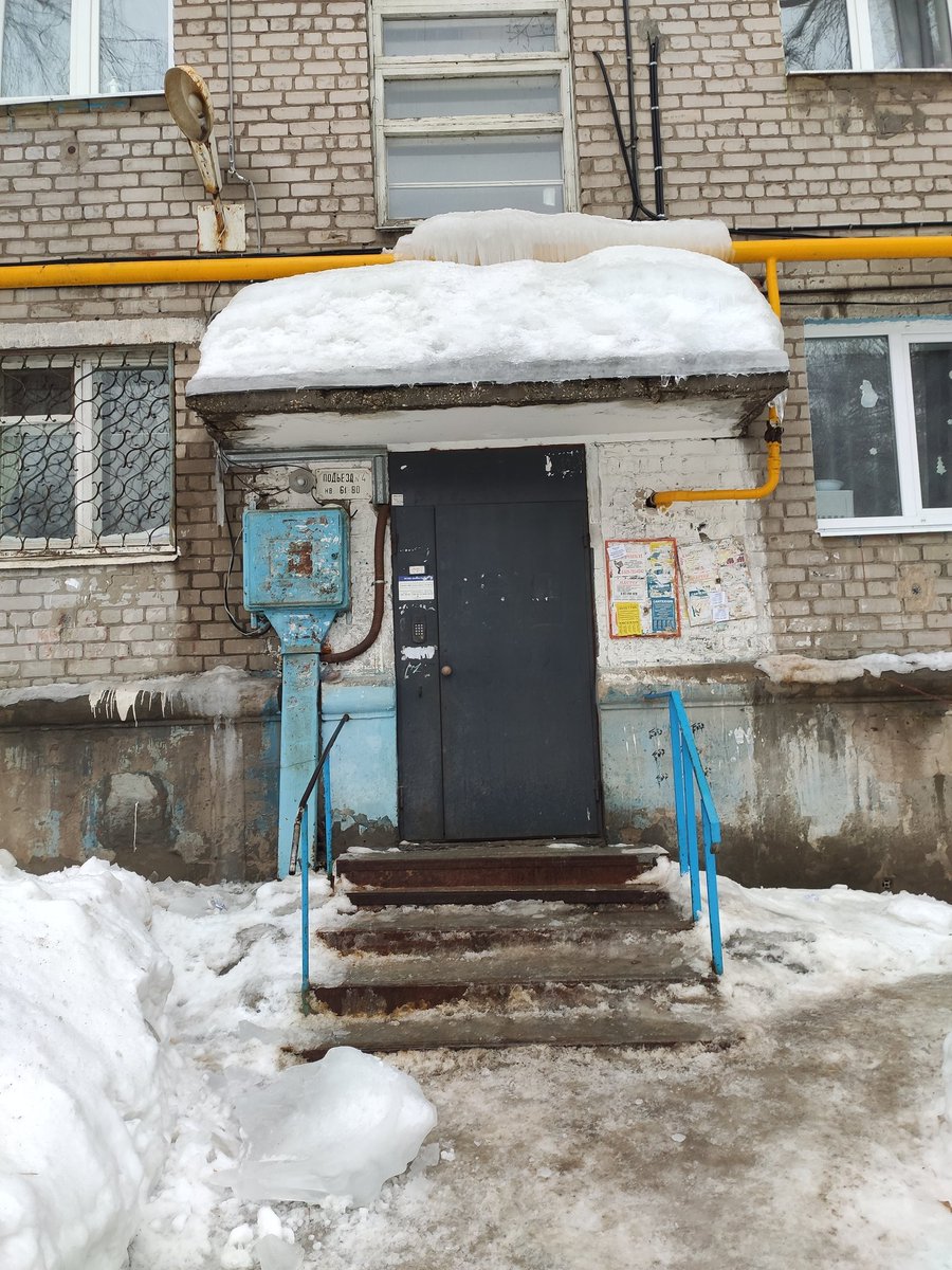 LeKo_163's tweet photo. @ALCOMGARANT здравствуйте! Пожалуйста,очистите козырьки у подъездов 4 проезд, 6. Лёд тает,и вода затекает в подъезды. Спасибо! https://t.co/101oc5YC1z