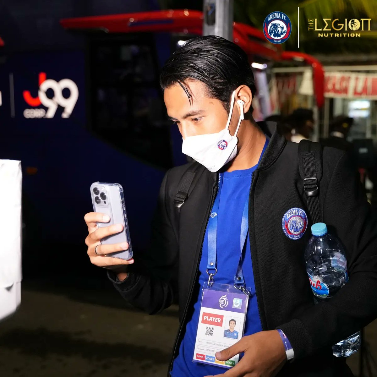 Kami datang untuk meraih kejayaan ! 🏟️✊🔥

#solidarity
#aremafc #aremania #SalamSatuJiwa 
#AremaDay #BRILiga1 #PersebayaVsAremaFC
#DukungDariRumah