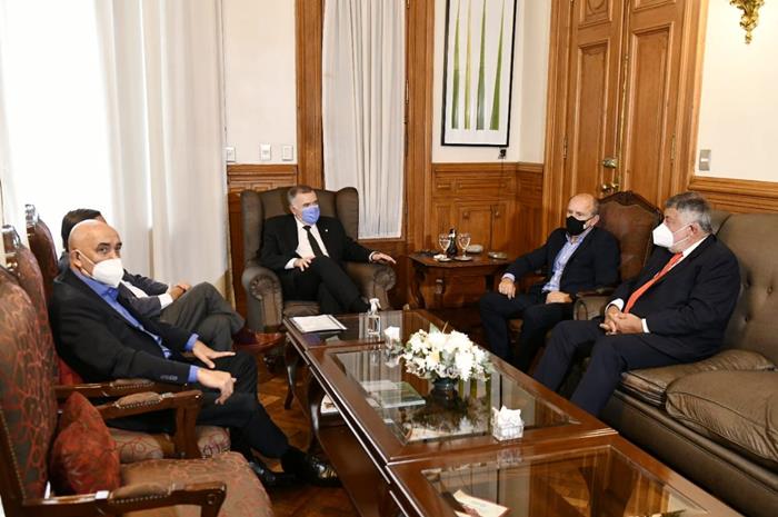 La UIT y Santista Argentina fueron recibidos por Jaldo.

El presidente de la Unión Industrial de Tucumán, Jorge Rocchia Ferro y los nuevos accionistas de la firma Santista Argentina (ex Grafa) se reunieron con el Gobernador de la Provincia.
Más info uit.org.ar/articles/150/l…