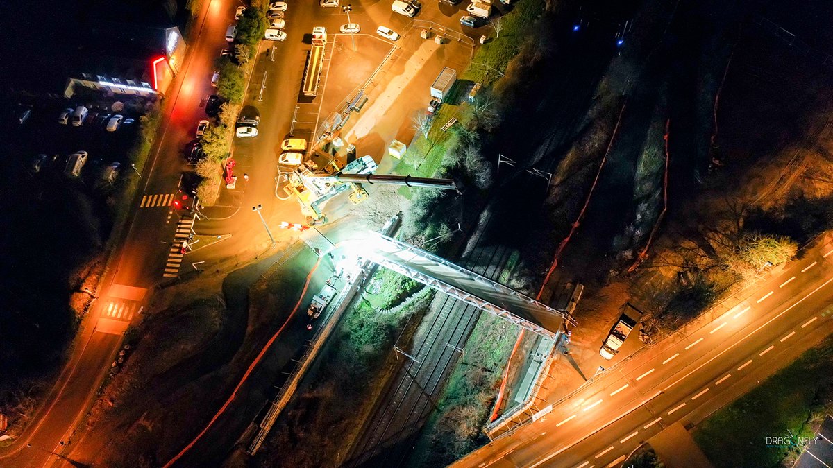 cessonsevigne's tweet photo. 📸 La passerelle piétons/vélos route de Paris est posée ! (Crédit photos : https://t.co/gDNTbeHIGq)
➡️ Nous vous informions hier de la pose de la passerelle, prévue dans la nuit. La voici donc ! 
#velo #cessonsevigne #rennes https://t.co/3VV3cYtj7y