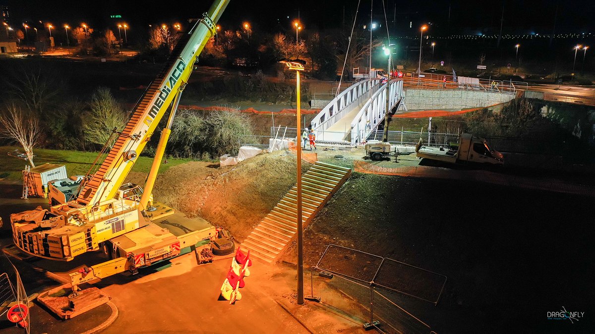 📸 La passerelle piétons/vélos route de Paris est posée ! (Crédit photos : dragonfly-drone.fr)
➡️ Nous vous informions hier de la pose de la passerelle, prévue dans la nuit. La voici donc ! 
#velo #cessonsevigne #rennes
