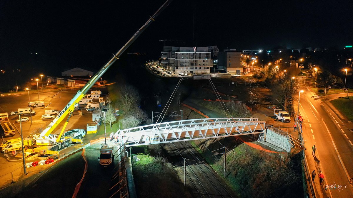 cessonsevigne's tweet photo. 📸 La passerelle piétons/vélos route de Paris est posée ! (Crédit photos : https://t.co/gDNTbeHIGq)
➡️ Nous vous informions hier de la pose de la passerelle, prévue dans la nuit. La voici donc ! 
#velo #cessonsevigne #rennes https://t.co/3VV3cYtj7y
