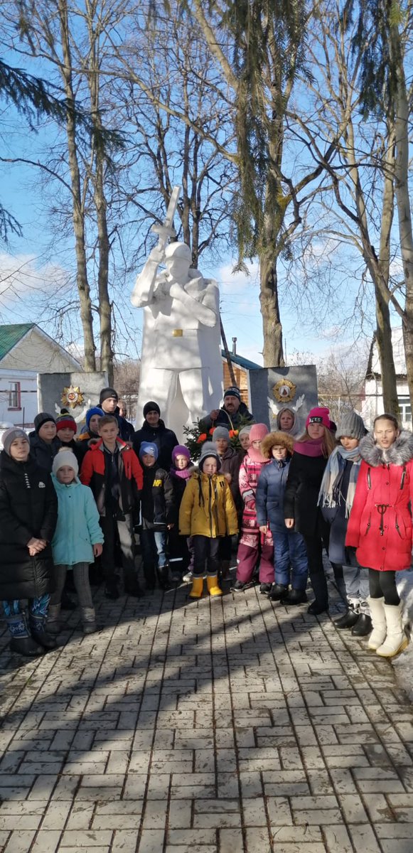 В д.Григорьевское и п.Есуковский прошла акция возложения цветов на памятниках погибшим воинам-односельчанам