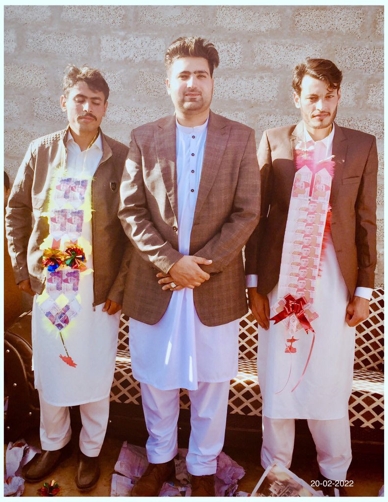 Manzoor_MMS's tweet photo. عظیم شاہ او محمد نعیم رور تہ د وادہ مبارکی,دغہ عکس می د وادہ پہ خندورو شيبو 
کښې اخستي وو۔ ۔۔۔

اللہ مو  ونازوہ رور 💐🤲

Lots of wishes and greetings ___ https://t.co/EMREYuZGv3