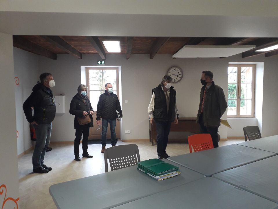 Prefet86's tweet photo. Visite de la commune de #Prinday par Benoît Byrski sous-préfet de #Montmorillon.
✅L'État accompagnera les projets de rénovation de logements portés par la commune pour accueillir de nouveaux habitants dans ce cadre de vie exceptionnel. https://t.co/9HOPmaV7EH