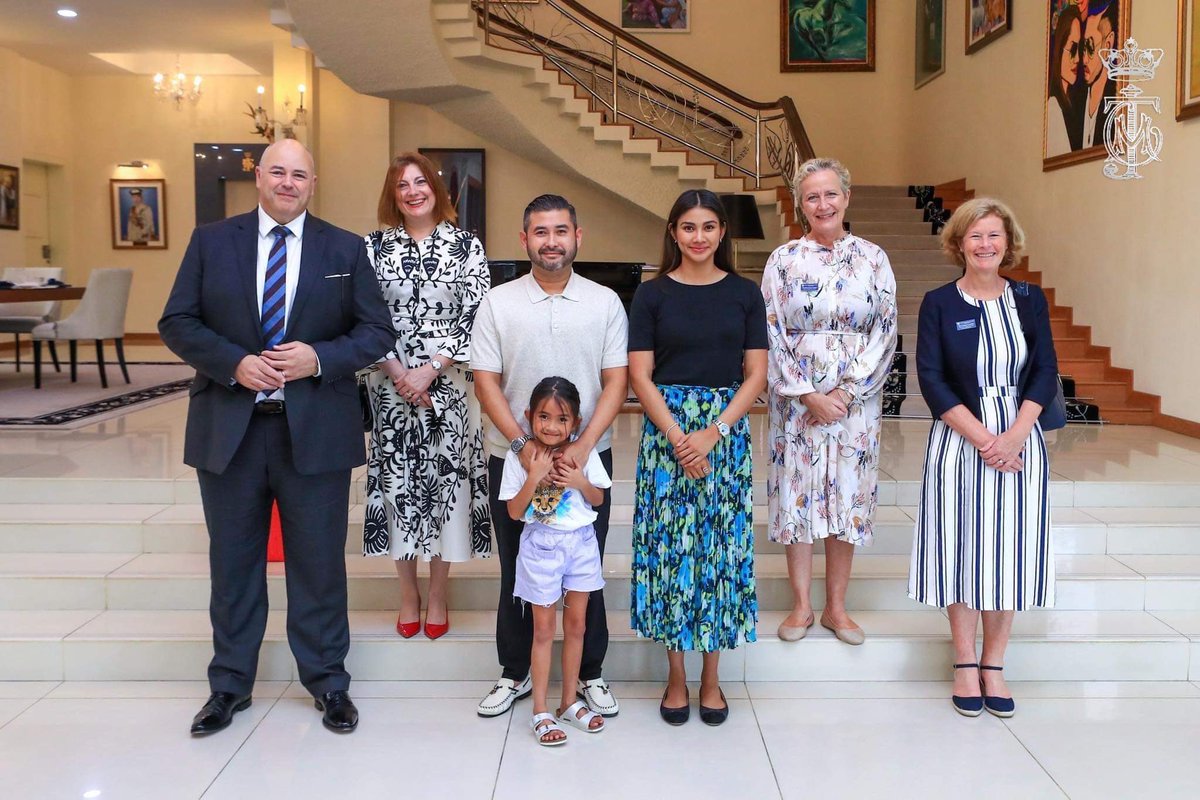 HRHJohorII's tweet photo. Saya dan isteri telah menerima kunjungan Mr Alan Stevens, Pengetua Marlborough College Malaysia bersama isterinya di Istana Bukit Pelangi. Turut hadir bersama adalah Mrs Lowdon, Ketua Bahagian Kemasukan dan Mrs Eaton-Jones, Ketua Bahagian Pra-Sekolah. Allah Peliharakan Sultan. https://t.co/WDXj2fkoP8