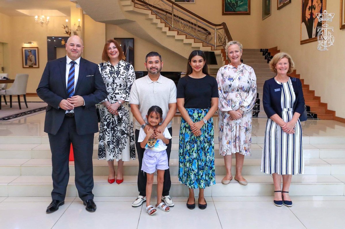 HRHJohorII's tweet photo. Saya dan isteri telah menerima kunjungan Mr Alan Stevens, Pengetua Marlborough College Malaysia bersama isterinya di Istana Bukit Pelangi. Turut hadir bersama adalah Mrs Lowdon, Ketua Bahagian Kemasukan dan Mrs Eaton-Jones, Ketua Bahagian Pra-Sekolah. Allah Peliharakan Sultan. https://t.co/WDXj2fkoP8