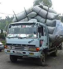 T_argos's tweet photo. #Burundi. Il s’observe certains accidents des #Fusso qui transportent du charbon sur la #RN7. Certains disent que cela provient du mauvais chargement tandis que les autres reprochent le tort sur le mauvais état de cette route. #Abatwip https://t.co/JIqJZruk4K