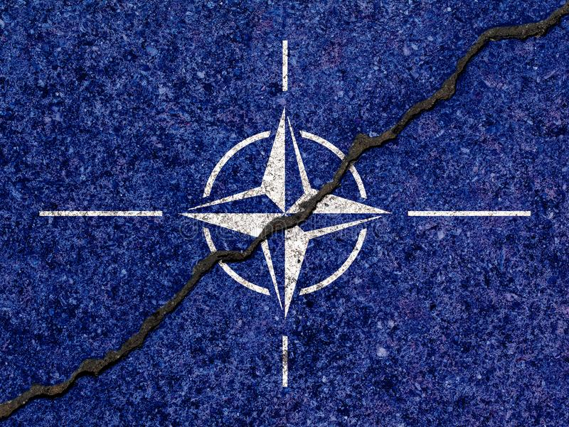 Нато пророчествами. Флаг НАТО. Символ НАТО. Разорванный флаг НАТО. Знамя НАТО.