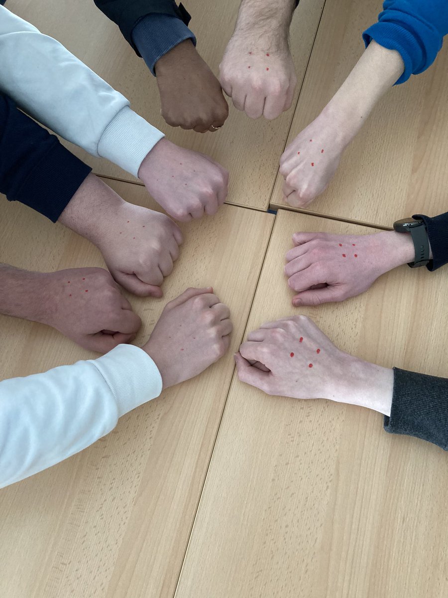 LVanBeeck's tweet photo. Werken rond welbevinden in de klas, dat is complimenten geven maar ook gewoon samen dansen 😉 #weektegenpesten #stipit @GOZenit https://t.co/RcUVN7GLrg