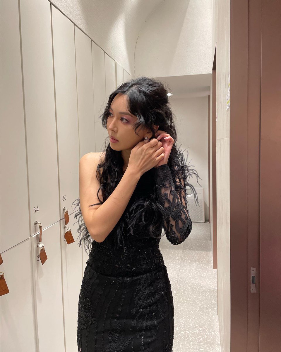 the dress? the color coordination? the HAIR?!?! spreading the cheon seojin agenda like wildfire