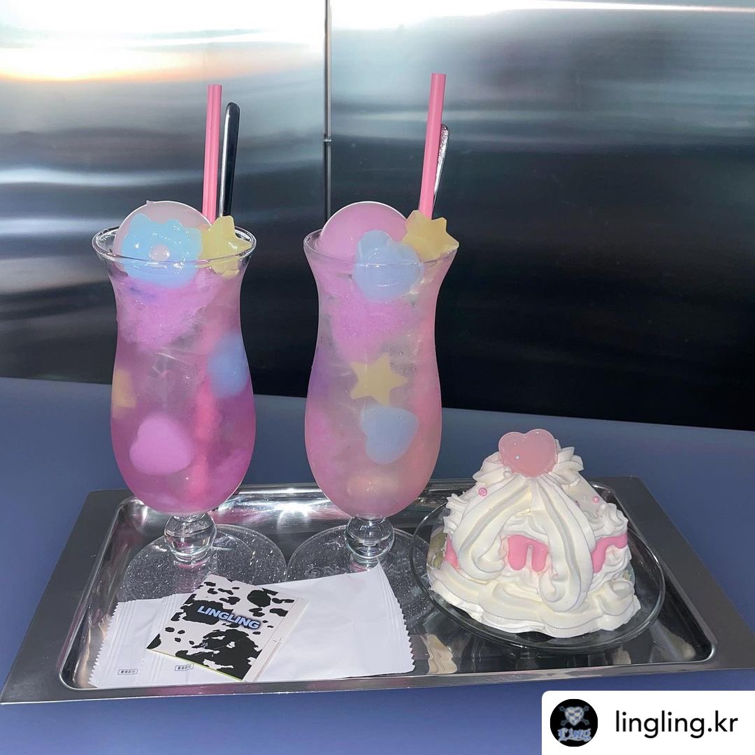 _allseoul's tweet photo. custom cake กับเมนูครีมโซดา และเจลลี่โซดาของร้าน Ling Ling แถวสถานีชองกูดีไซน์น่ารักมาก ๆ ดูรายละเอียดเพิ่มเติมได้ใน ig ของร้านเลยค่า 🦋✨
https://t.co/WqpV54Nq34 https://t.co/ahZmIjPAs0