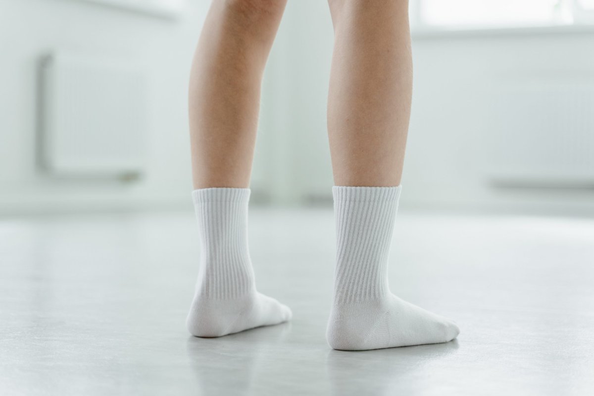 Белые носочки видео. Белые носки. Носки белые высокие. Длинные белые носки. Белые высокие носки женские.