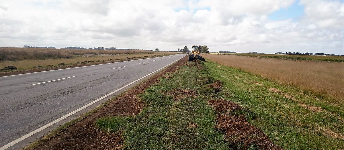CarinaLambrecht's tweet photo. 🚜Mantenimiento de banquinas y zona de camino🚜
#RN228 entre #TresArroyos y #Necochea
#VialidadNacional
#Conservación
#ResponsabilidadSocial
@gtrankels https://t.co/e4rnRAFxON
