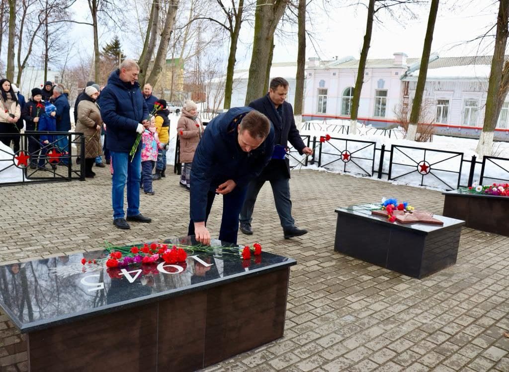 В день защитника Отечества на территории всех поселений района состоялись церемонии возложения цветов к памятникам погибших воинов, воинским обелискам и могилам Неизвестного солдата.
