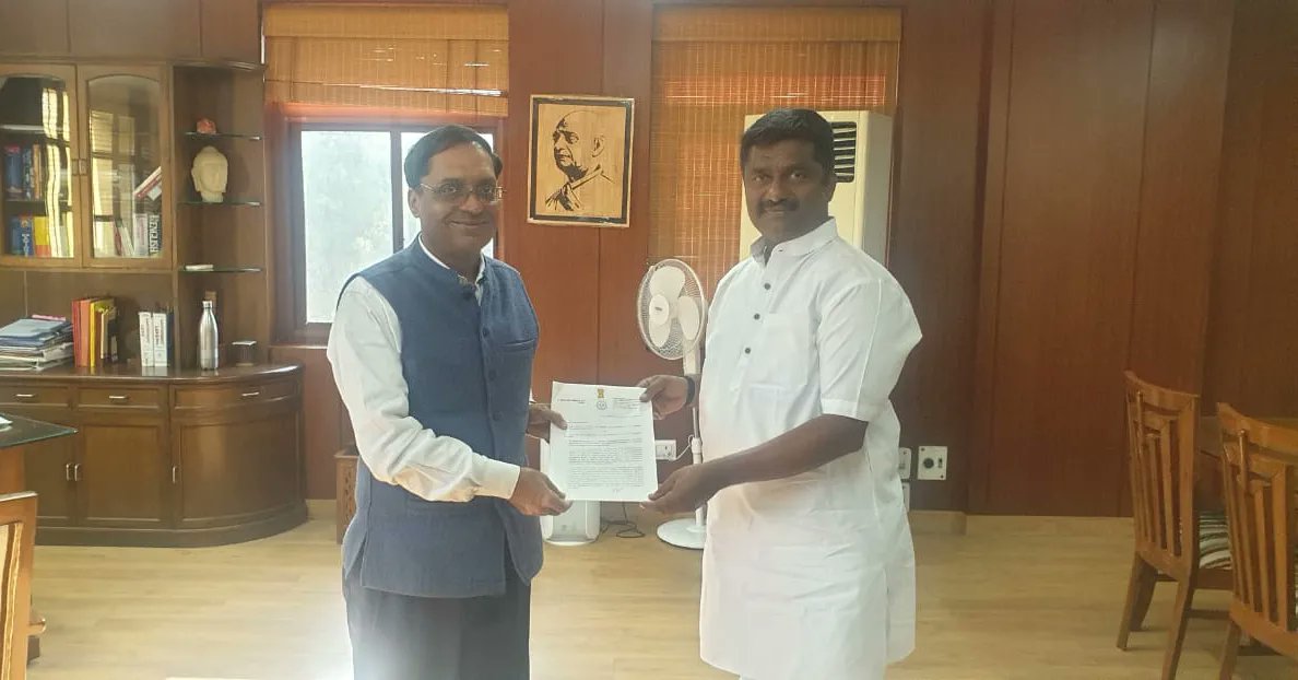 TeamRK_BJP's tweet photo. కోరడమైనది. అవసరమైతే న్యాయ పోరాటం చేస్తామని వారికి స్పష్టం చేయడం జరిగింది. ఇక స్వచ్చ భారత్ అభియాన్ పధకం క్రింద ప్రత్యేకంగా కంటోన్మెంట్ అభివృద్ధికి నిధులు కేటాయించాలని కోరడం జరిగింది.
#RKWithBJP #RKWithSCB #BJPForSCB #SCBWithBJP @BJP4Telangana @kishanreddybjp https://t.co/TC5ElD2hPX