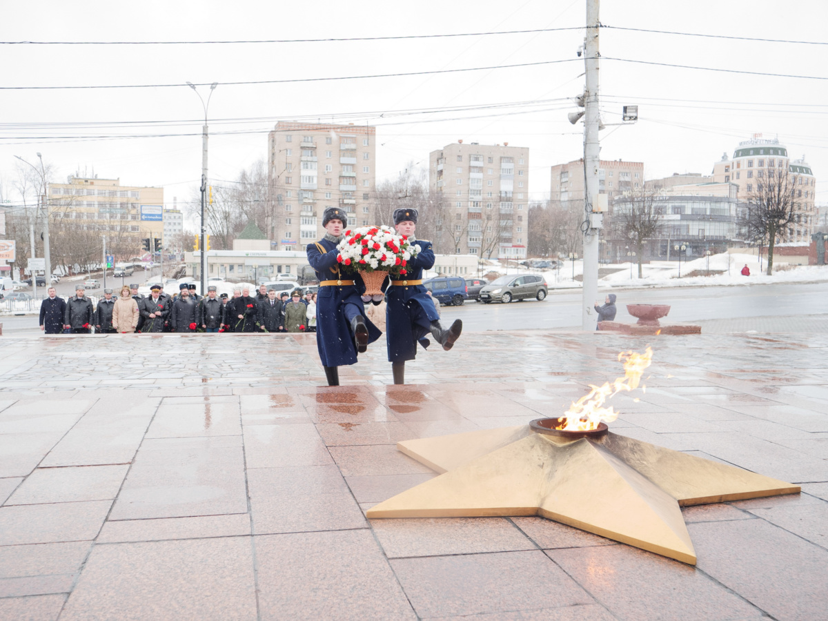 i3vestno's tweet photo. 🎖️В среду, 23 февраля, в День защитника Отечества губернатор Ивановской области Станислав Воскресенский, военнослужащие ивановского гарнизона возложили цветы к мемориалу Героям фронта и тыла в Иванове.

📌Подробнее: https://t.co/KHYtrJwFEo https://t.co/vdTxgnkpAc