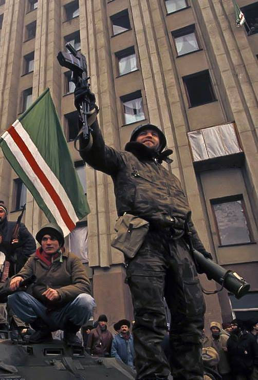 чеченцы украинку. независимость ичкерии. боец кадырова хусейн. кадыровцы на украине. чеченцы украинку.