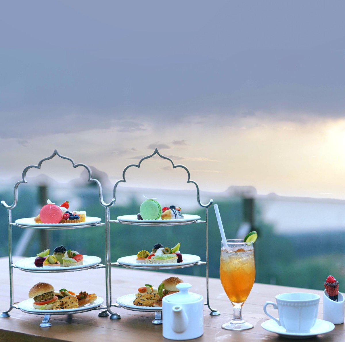 TajLandsEnd's tweet photo. Whatever the day may bring, we will be waiting to welcome you. Whether it’s morning coffee, afternoon tea or sun-downers with a sea view.
#AtriumAnytime
#TajLandsEnd https://t.co/yJbRgTlcSp