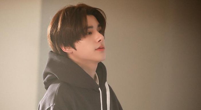 SUG0IJAKE's tweet photo. #JAKE in hoodie screams college boyfriend vibe

—a very much needed thread https://t.co/F6lFL0y2uY