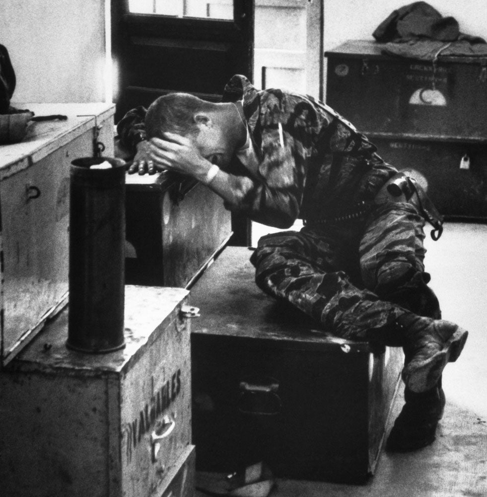 hersaattarih's tweet photo. Bu resim İngiliz foto muhabiri Larry Burrows tarafından çekildi ve Nisan 1965'te Life dergisinde bir özelliğe dahil edildi. 'One Ride with Yankee Papa 13' adlı özellikte Burrows, Vietnam'ın Da Nang kentindeki bir ABD helikopter ekibine katılmaya davet edildi. Yorumlarda fotoğ... https://t.co/zp8iGcKNxQ