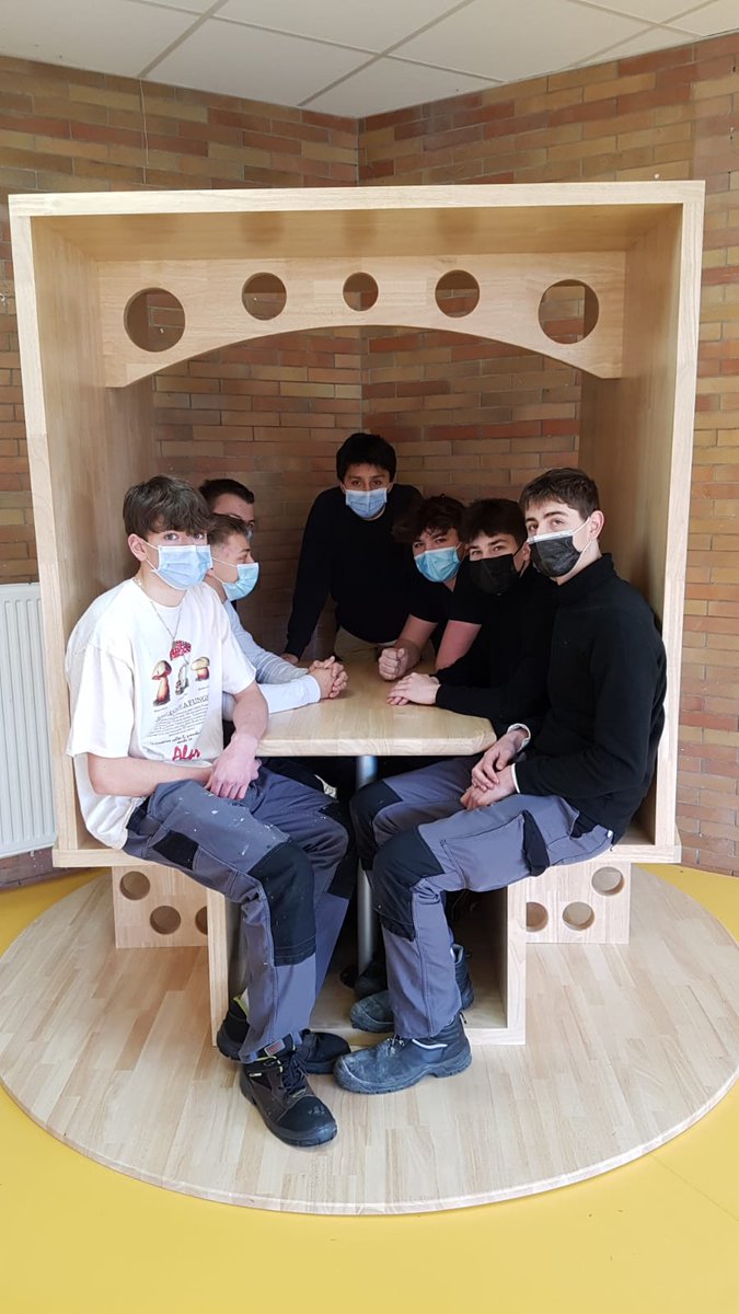 ClineFournier8's tweet photo. Le bois et le bien-être au @LPo_Sorel14.  Installation du module de co-working réalisé par les CAP Charpente et 1ère Bac Pro Constructeur Bois. Chef d'oeuvre et Journée Internationale des Forêts @JaneGoodallFr @JIF_France @ac_normandie https://t.co/ije5qx6aNy