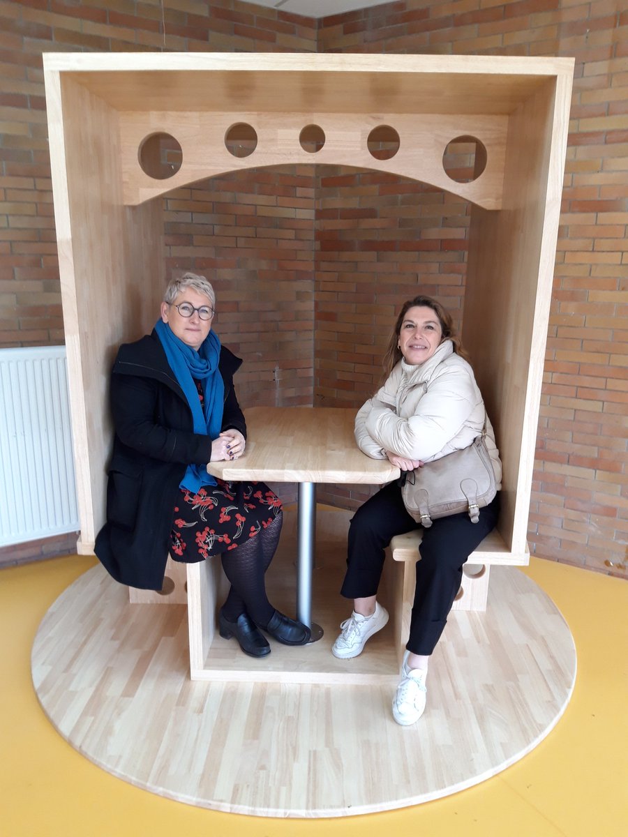 ClineFournier8's tweet photo. Le bois et le bien-être au @LPo_Sorel14.  Installation du module de co-working réalisé par les CAP Charpente et 1ère Bac Pro Constructeur Bois. Chef d'oeuvre et Journée Internationale des Forêts @JaneGoodallFr @JIF_France @ac_normandie https://t.co/ije5qx6aNy