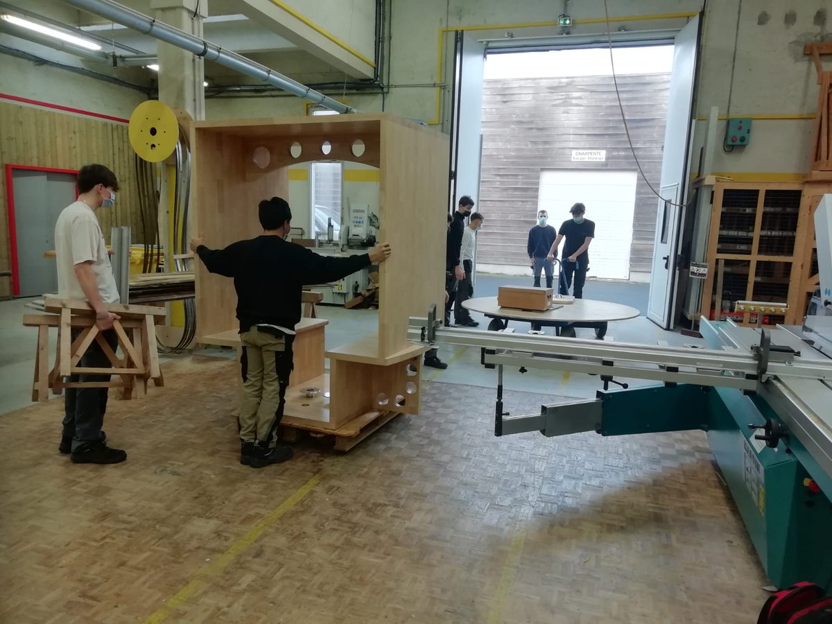 ClineFournier8's tweet photo. Le bois et le bien-être au @LPo_Sorel14.  Installation du module de co-working réalisé par les CAP Charpente et 1ère Bac Pro Constructeur Bois. Chef d'oeuvre et Journée Internationale des Forêts @JaneGoodallFr @JIF_France @ac_normandie https://t.co/ije5qx6aNy