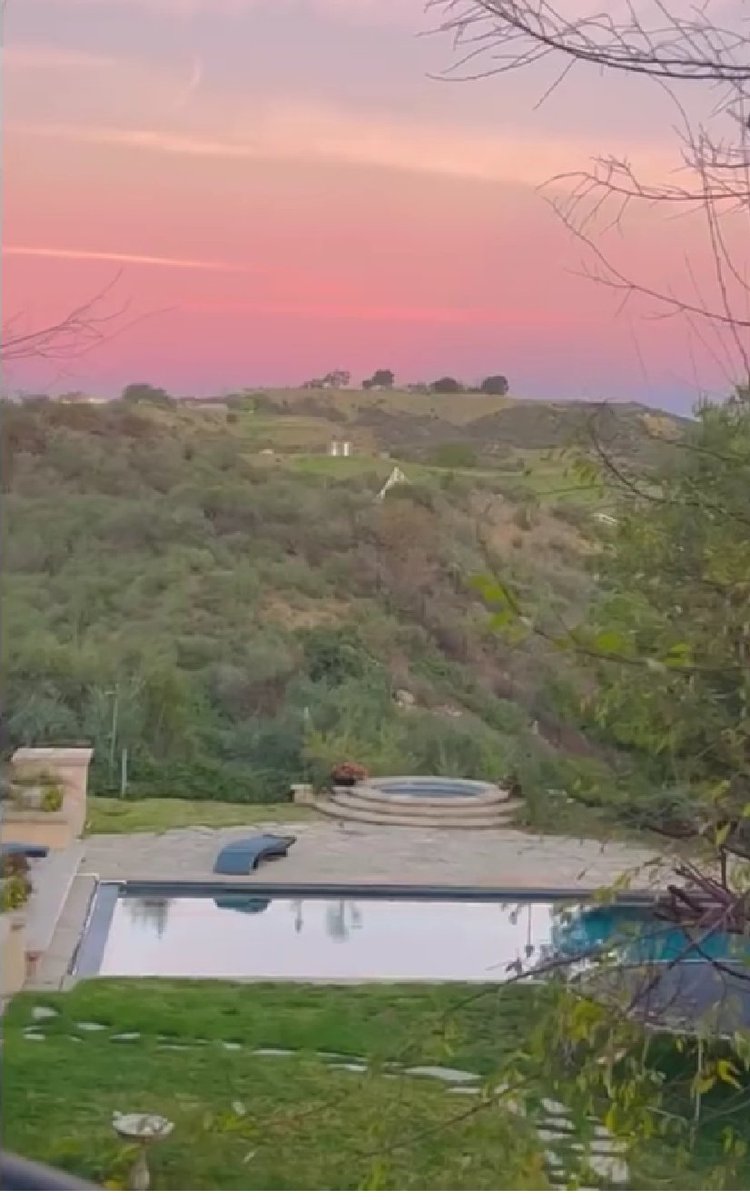 SpearsFanpage's tweet photo. New Beginnings Britney Spears wrote that she is in the process of buying a New Home. The media reported some time ago. That Brit is going to move because there are too many traumatic memories with the current property. 🦋 https://t.co/GITZ3z8NoU