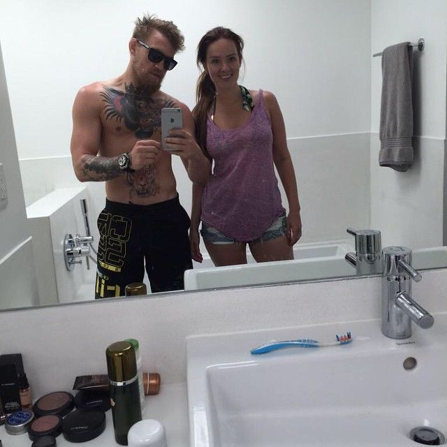 DeeGoldDevlin's tweet photo. "Bathroom selfies are the best!" 😆❤️ https://t.co/dOf4xUP4sK