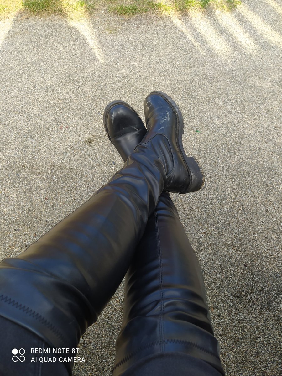 GoddessAnastazz's tweet photo. Gdzie podnóżek ???!  Pokażcie że na tym portalu nie ma samych naciągaczy i odezwijcie sie na priv 👑👑#findom #femdom #footfetish #crushfetish #polskadomina https://t.co/SwKZDKfu8T