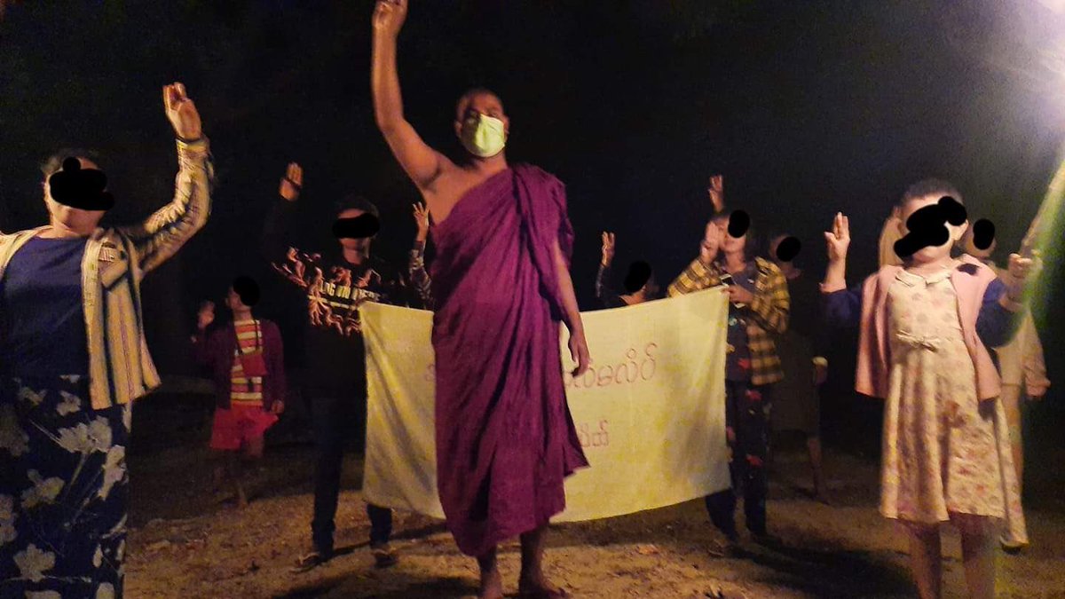 katycho22222's tweet photo. In Mandalay’s
#Pyigyitagon Tsp:
A buddhist monk and a group of pro-democracy youths staged daily night protest movement to reject Military Tyranny even skip a day.🙏🏾🙏🏾🙏🏾
#US_SanctionMOGE
#2022Feb23Coup
#WhatsHappeningInMyanmar https://t.co/oh9WH6SbVr