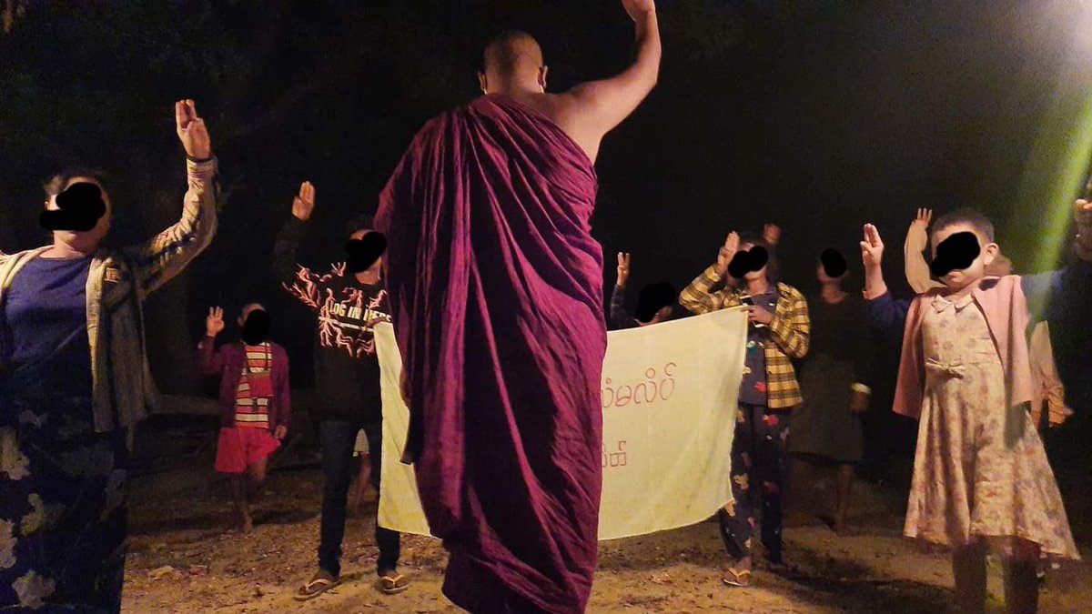 katycho22222's tweet photo. In Mandalay’s
#Pyigyitagon Tsp:
A buddhist monk and a group of pro-democracy youths staged daily night protest movement to reject Military Tyranny even skip a day.🙏🏾🙏🏾🙏🏾
#US_SanctionMOGE
#2022Feb23Coup
#WhatsHappeningInMyanmar https://t.co/oh9WH6SbVr