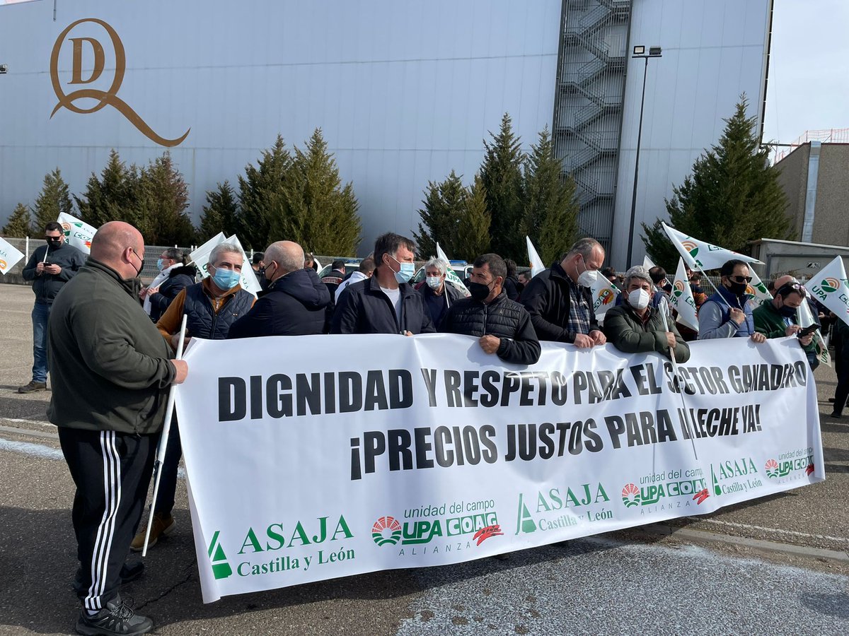 ASAJACyL's tweet photo. Nueva concentración de #ganaderos frente a las puertas de la industria García Baquero en Toro #Zamora.
No cesaremos las protestas hasta que industria y distribución paguen un #preciodigno por la #leche, como es de justicia 💪 https://t.co/1BfsD1zXvt